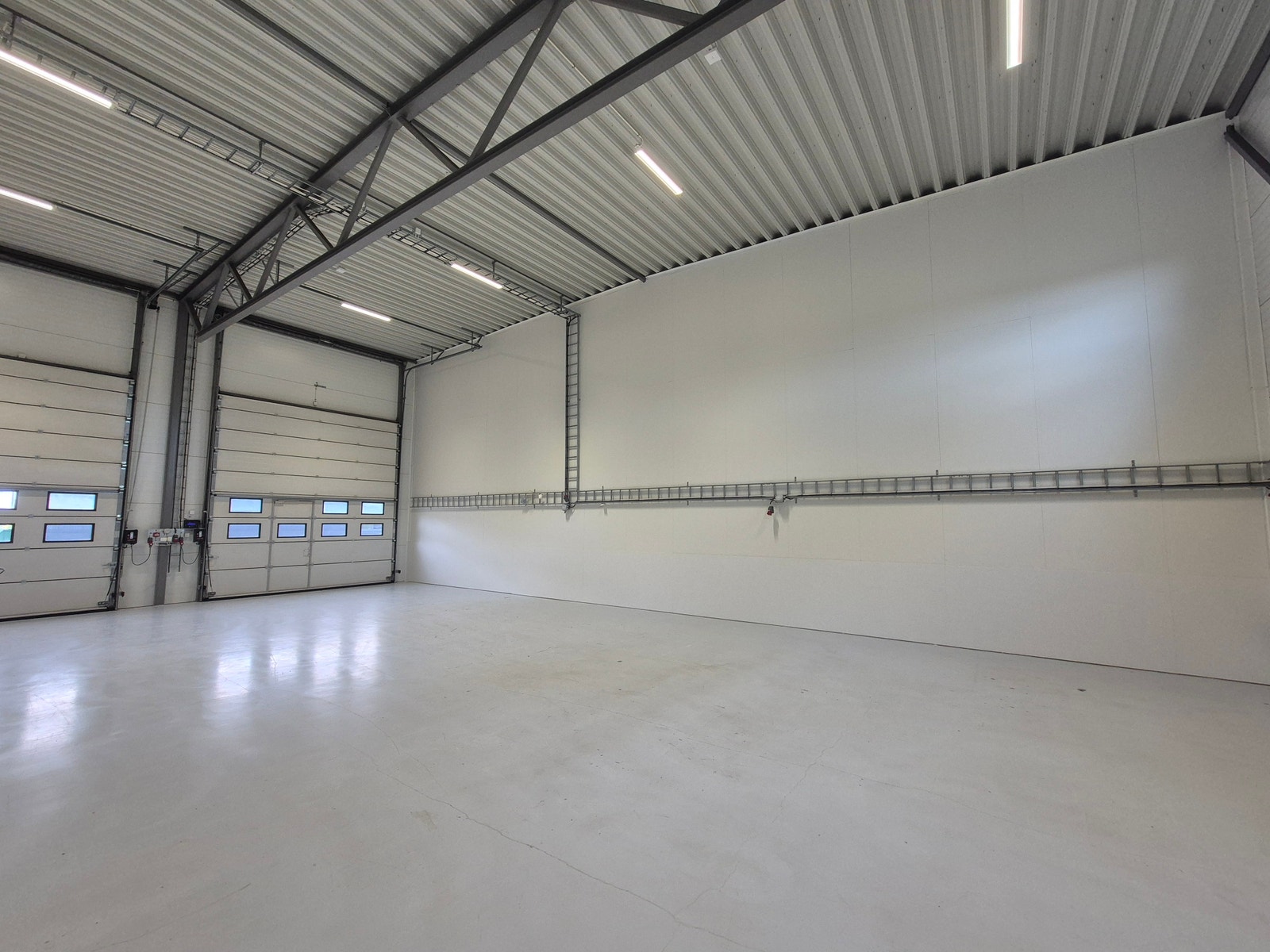 Nymalt delevegg Galleribilde