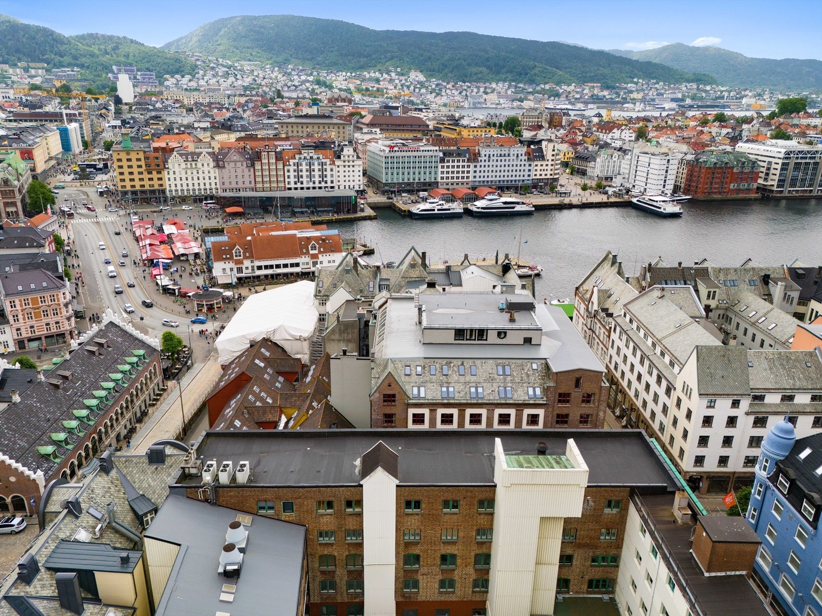 Flott plassering like ved Bryggen og med kort vei til byens fasiliteter. Galleribilde