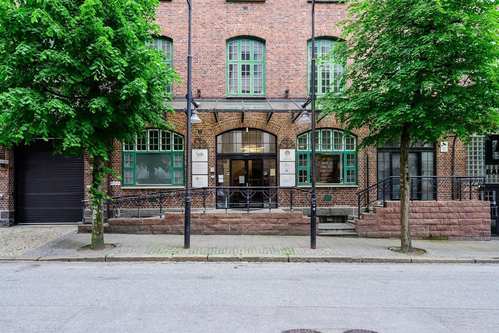 Representativt og universelt utformet hovedinngang. De ledige lokalene har også en egen sideinngang. Galleribilde