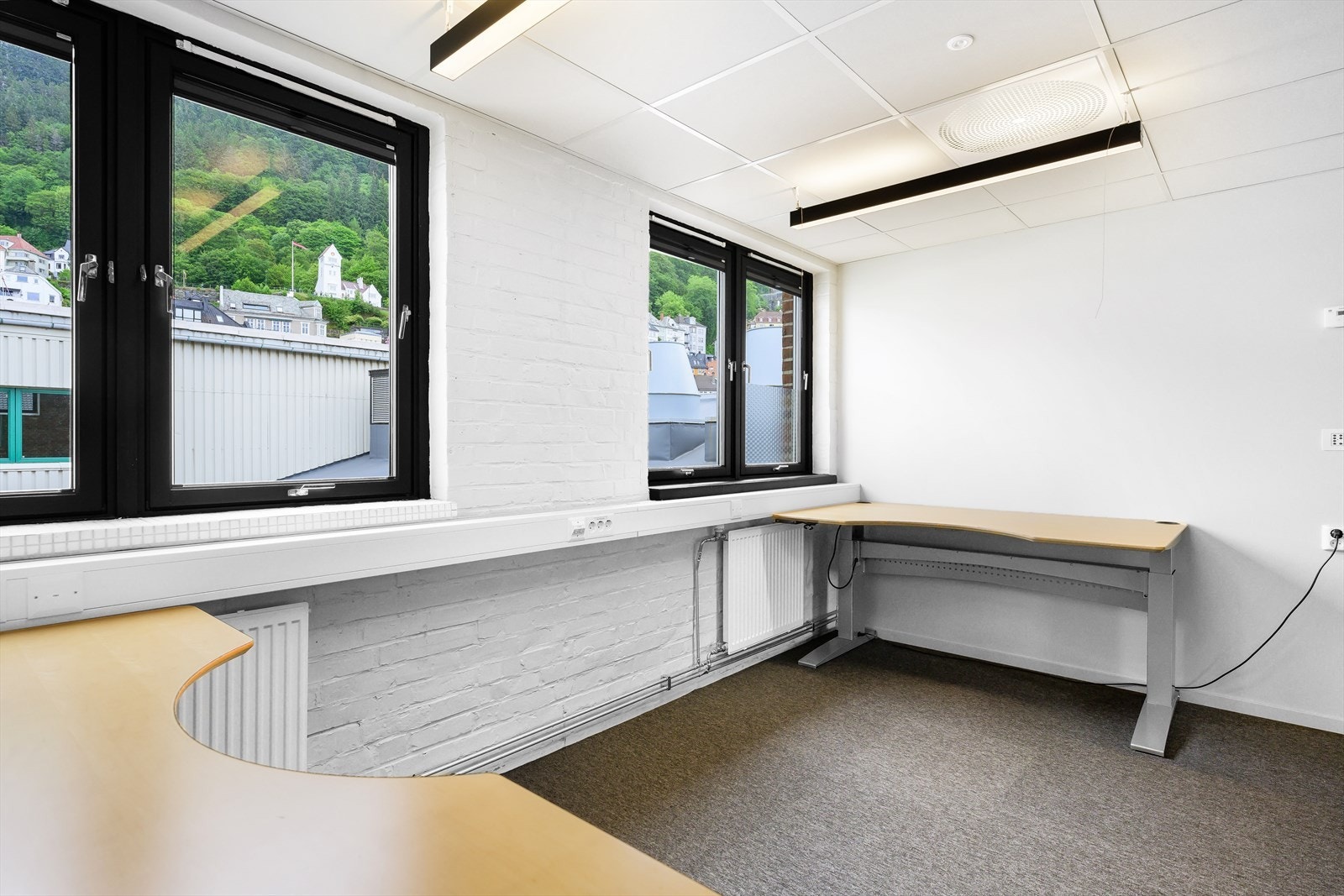 Lokalene er hovedsakelig innredet med landskap med tilhørende møte-/stillerom. Galleribilde