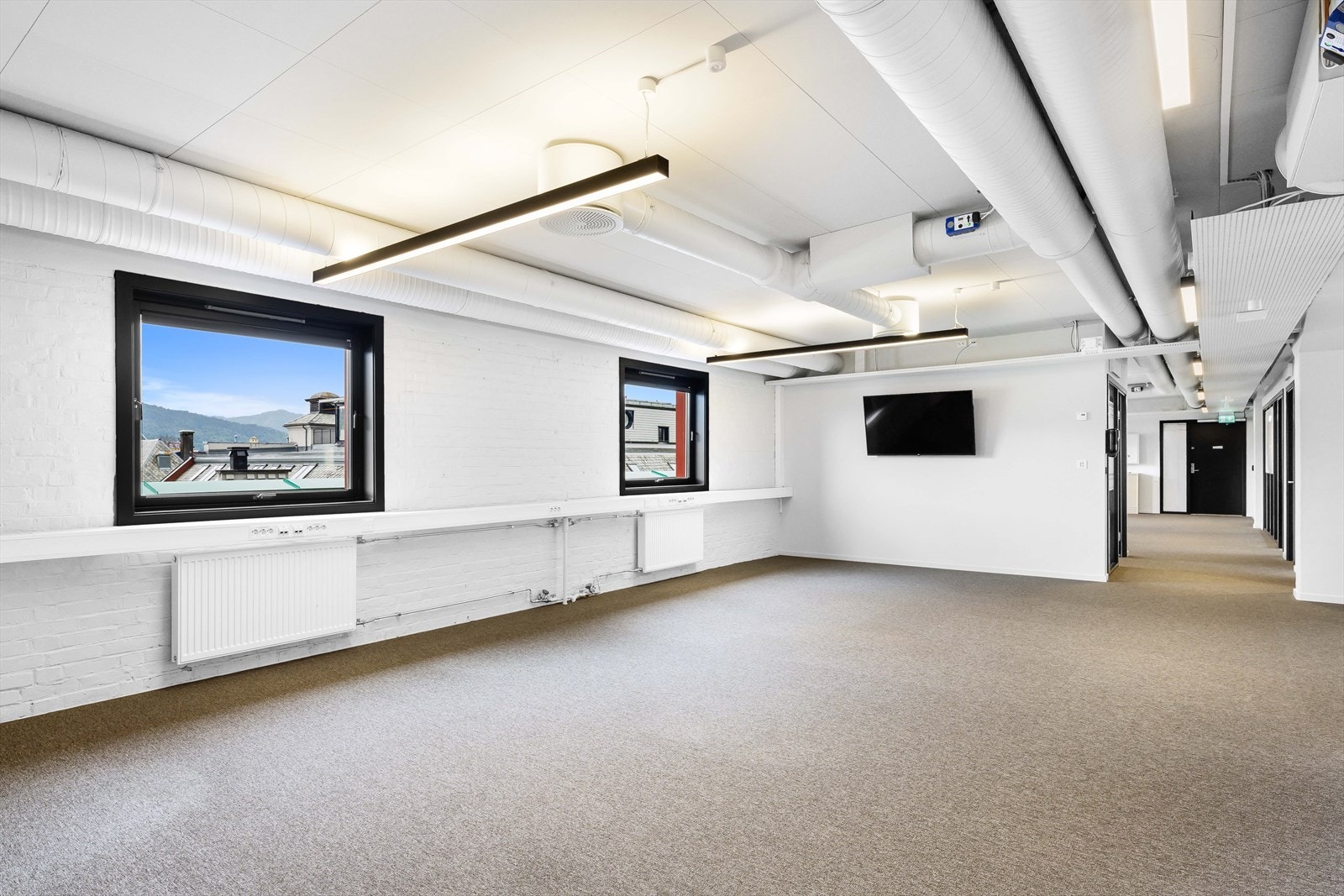 Lokalene er hovedsakelig innredet med landskap med tilhørende møte-/stillerom. Galleribilde