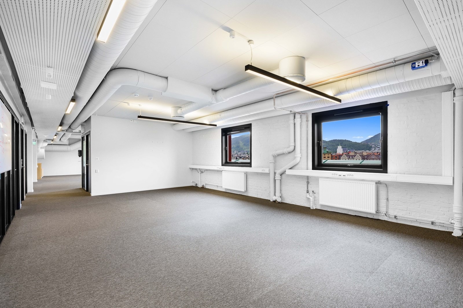 Lokalene er hovedsakelig innredet med landskap med tilhørende møte-/stillerom. Galleribilde