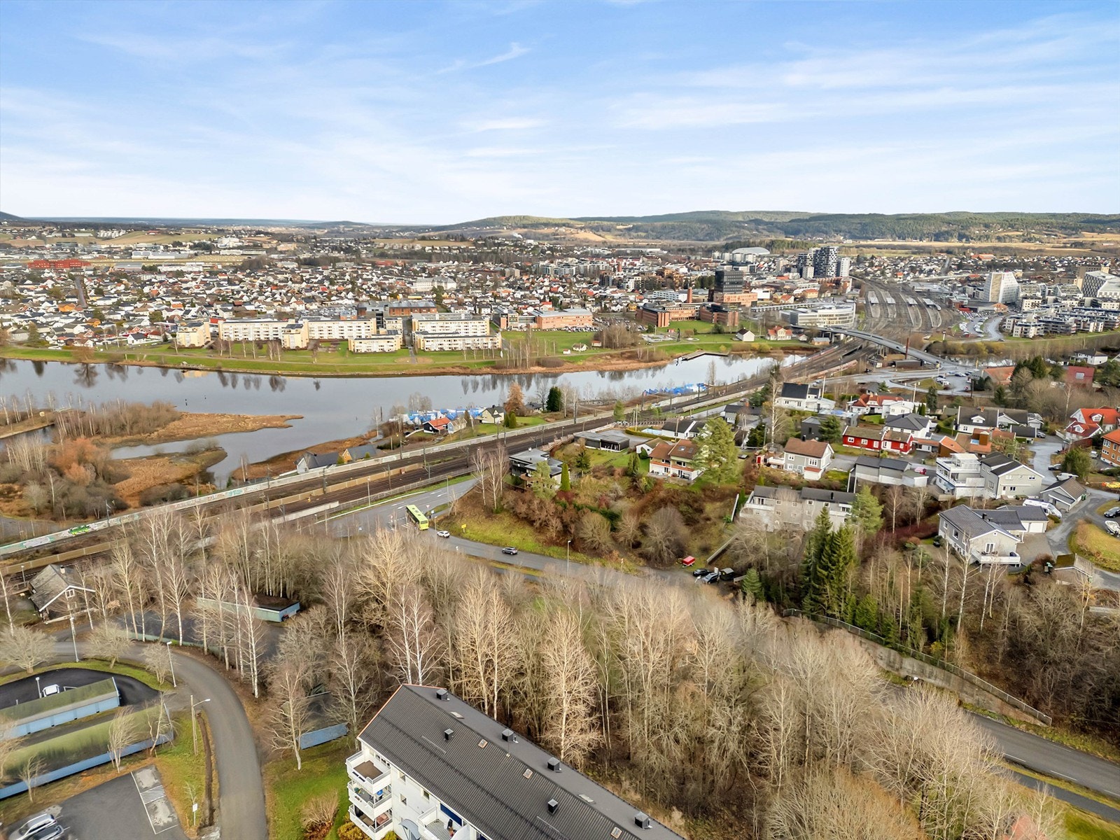 Næringstomten ligger fint til rett ved Lillestrøm sentrum i grensen mot Strømmen og Rælingen Galleribilde