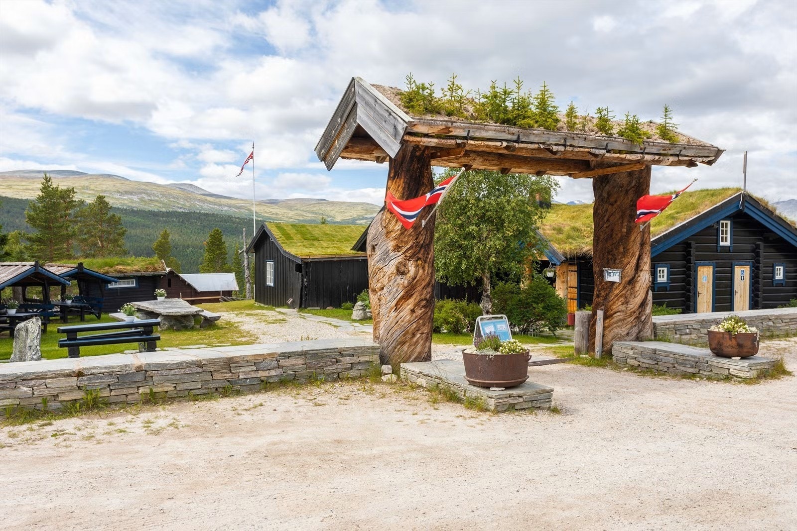 Portal er laget av bunnstokken fra ei 700 år gammel furu Galleribilde