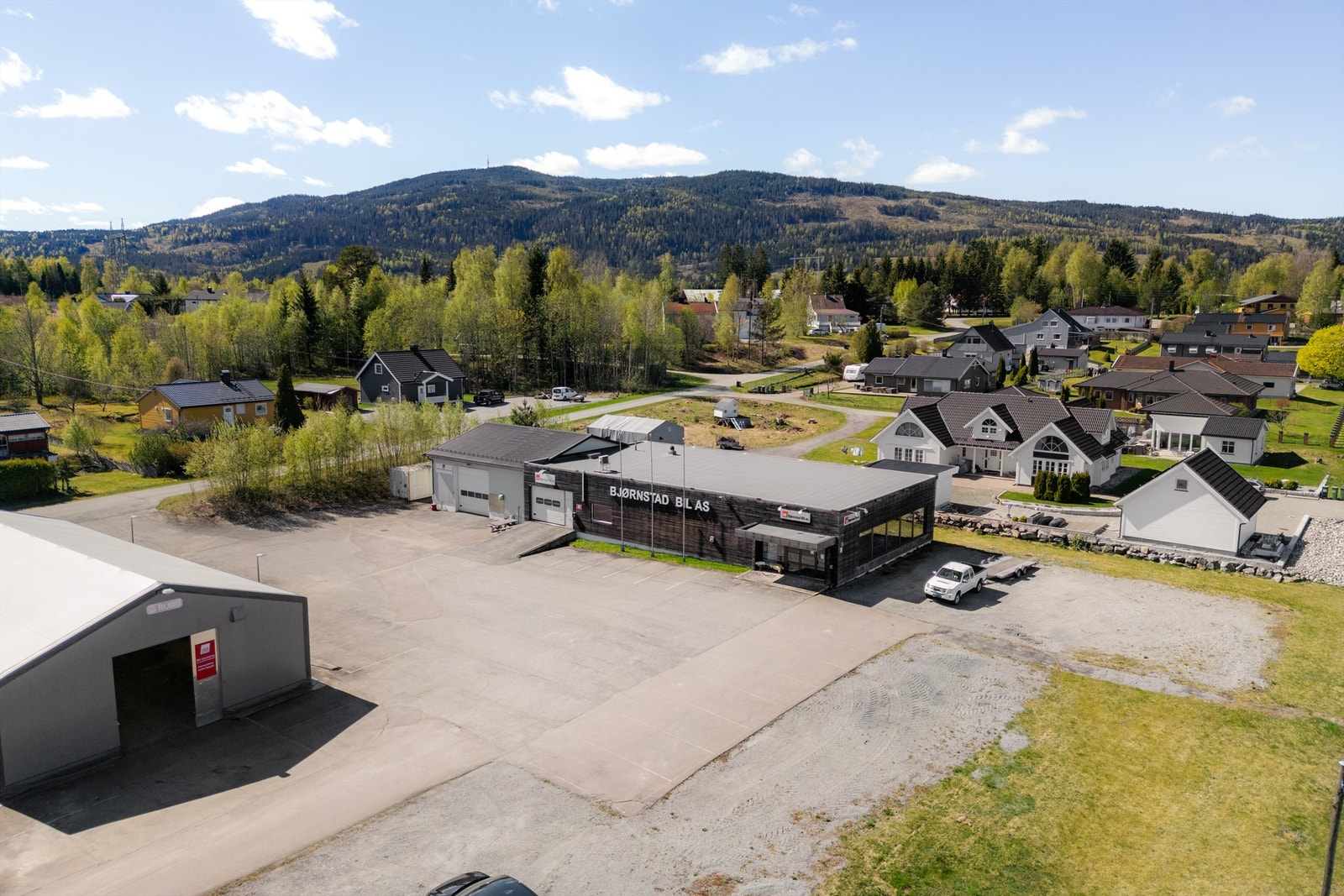Salgshall og kontor 416 kvm - Klargjøringshall/verksted 125 kvm - Lagertelt 290 kvm - Tomt 6 216 kvm Galleribilde