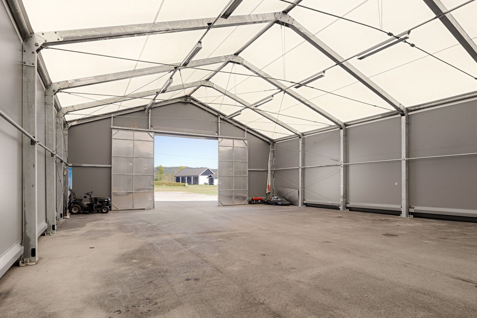 Rubb hall/lagertelt ca. 290 kvm - Manuell skyveport (4m*4m) Galleribilde
