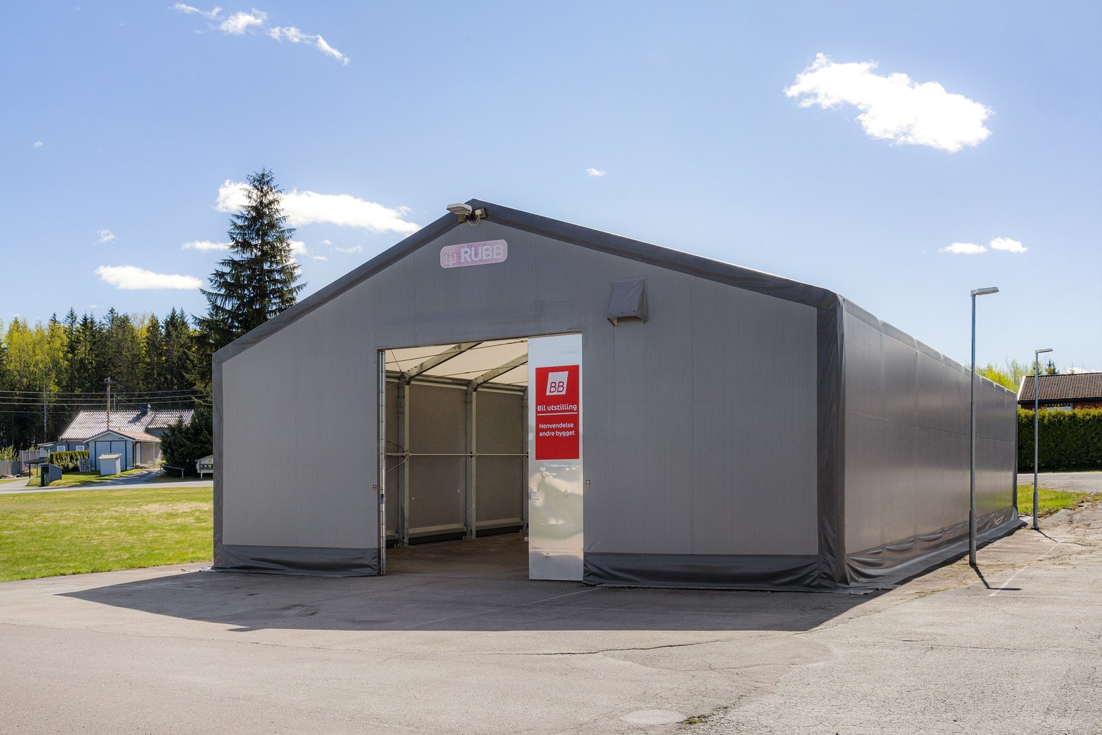 Rubb-hall/Lagertelt på ca. 290 kvm med asfaltert dekke, lys og store skyvedører Galleribilde