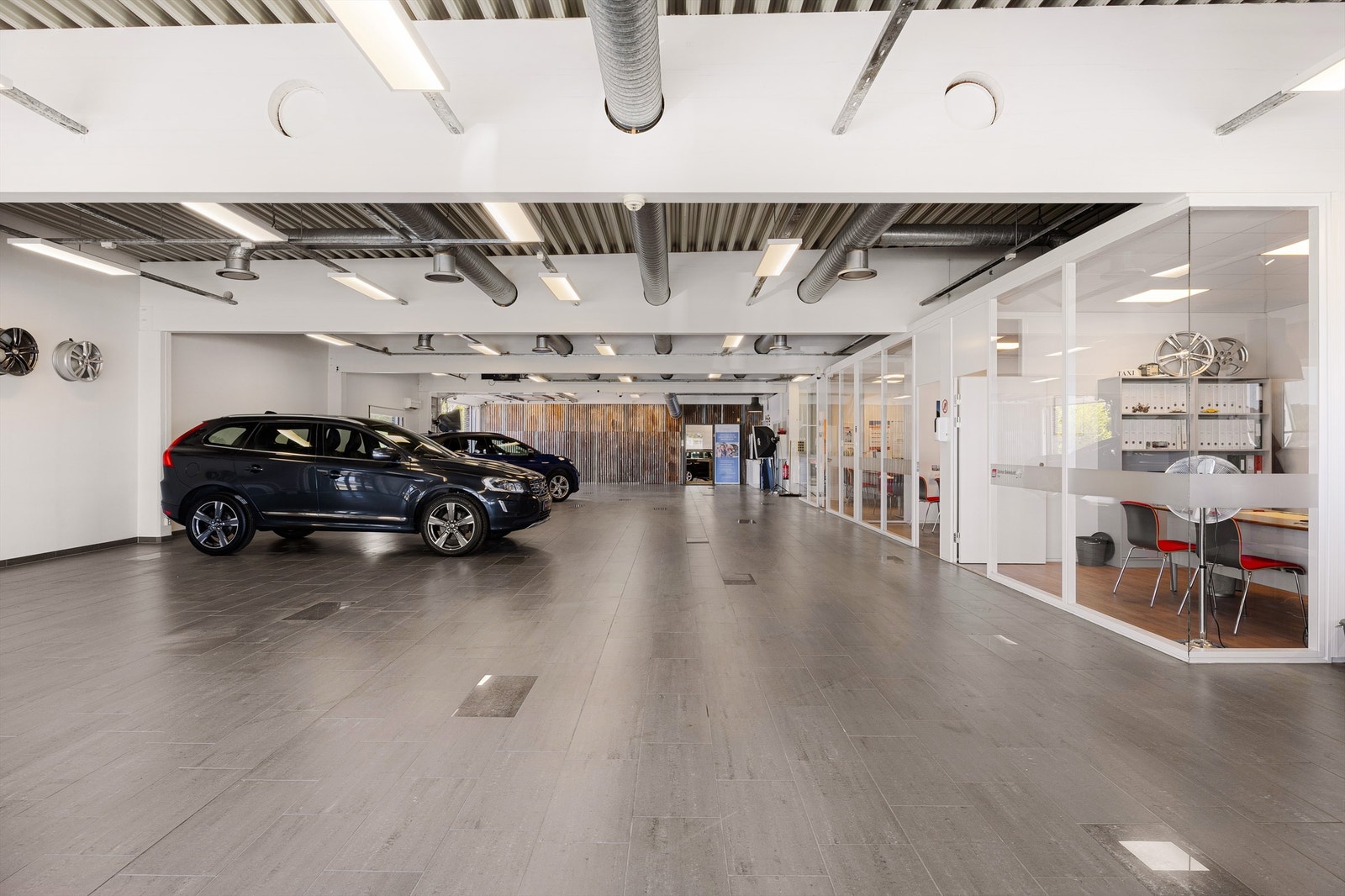 Forretning/salgsareal med salgskontor - Lyse kontoreer med glassfronter Galleribilde