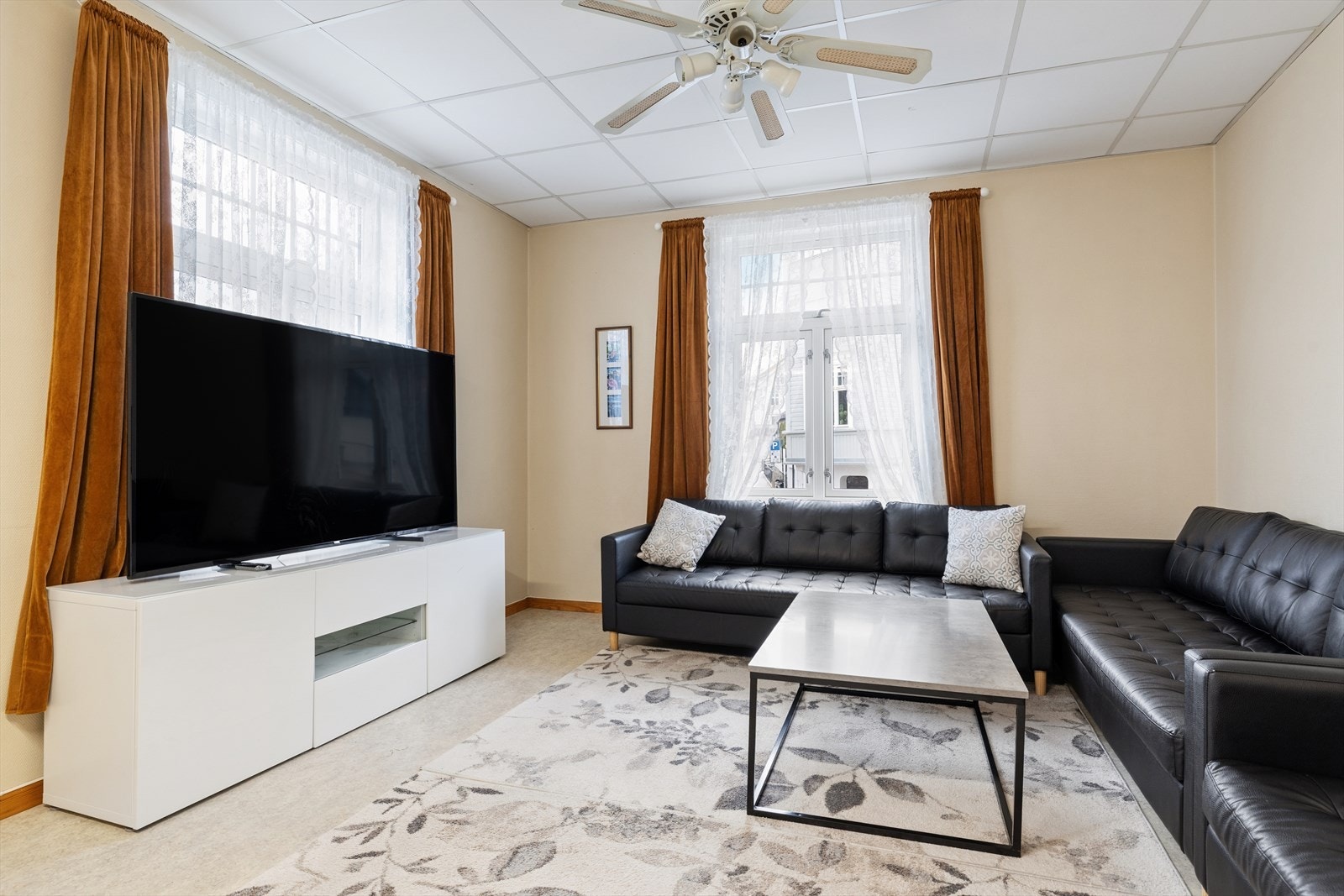 Stuer med god plass til sofa og andre møbler. Galleribilde