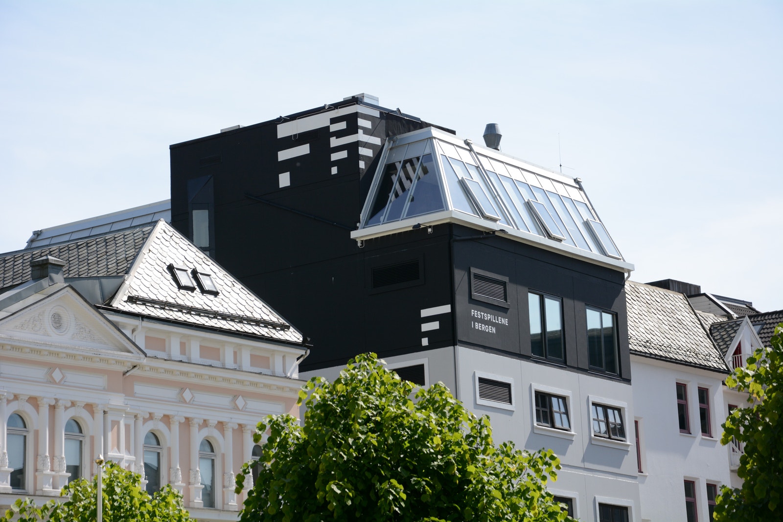 Fasade sett fra Ole Bulls plass Galleribilde