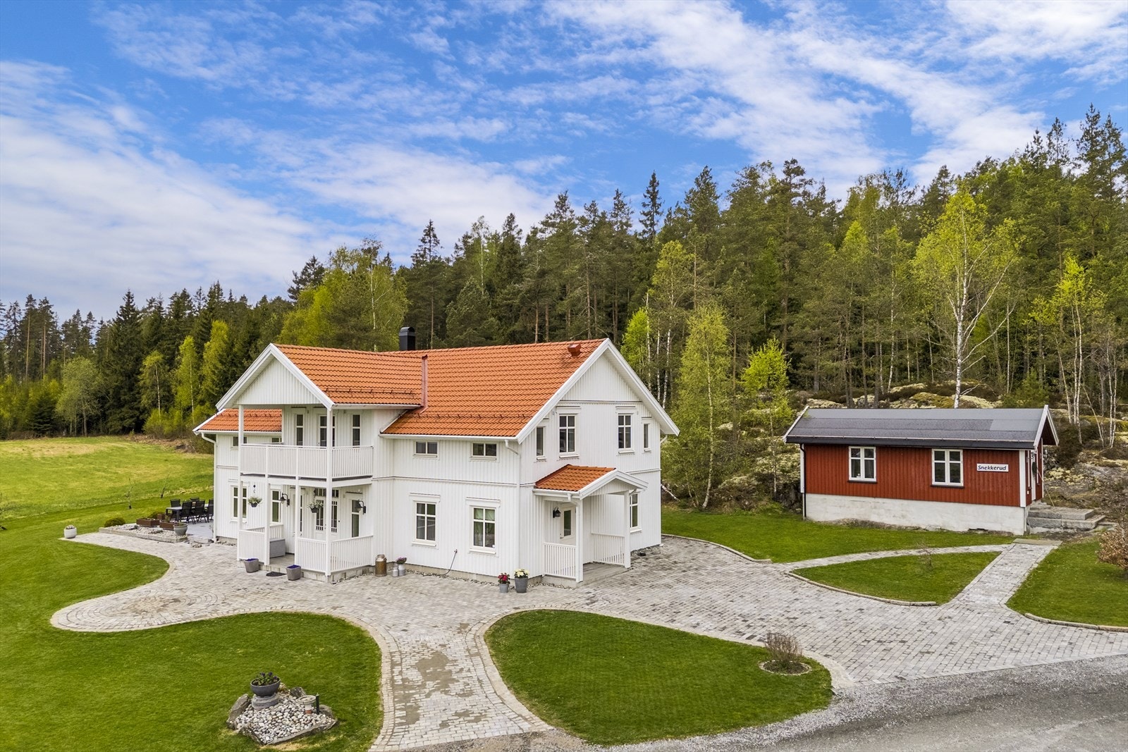 Nydelig tun bestående av stenbelagt gårdsplass og opparbeidet hage. Galleribilde