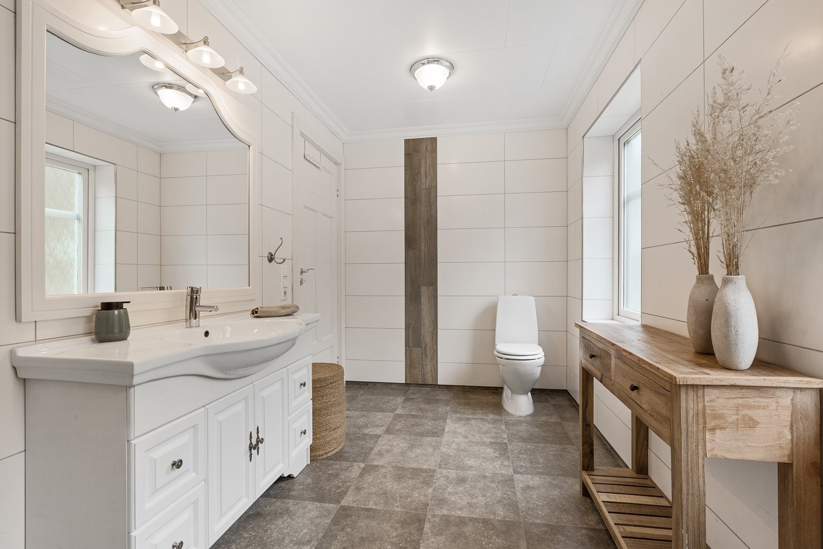 Delikat bad i 2. etg. med dusjhjørne og wc Galleribilde