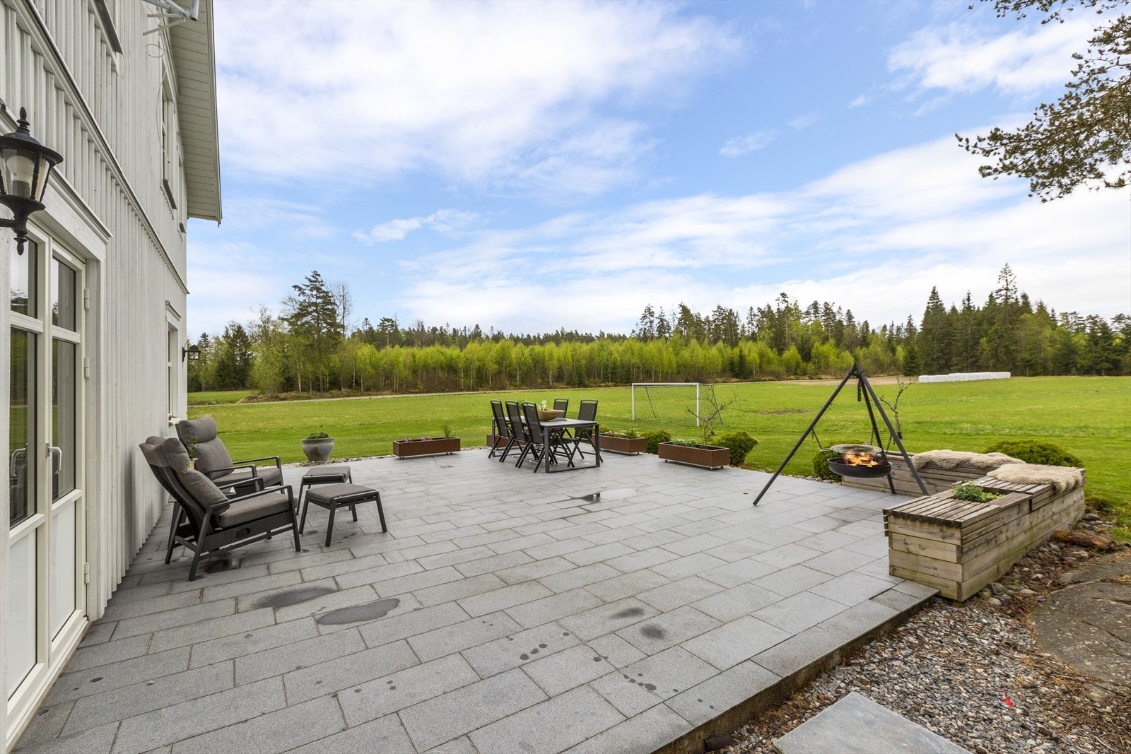 Terrasse på kårboligen med god plass til utemøbler, grill, planter o.l. Galleribilde