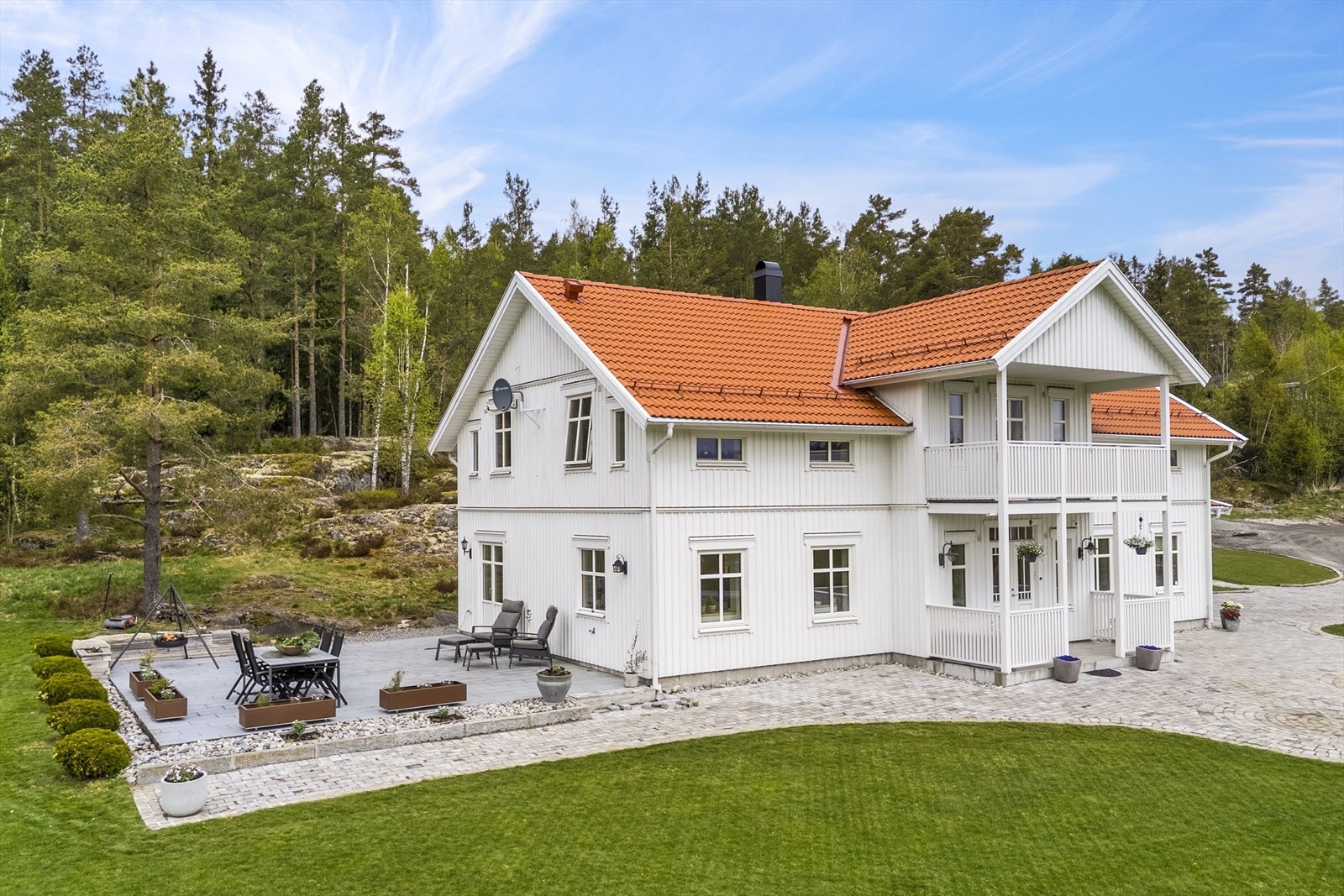 Moderne våningshuset på 2 plan med bl.a. 4 soverom, stue, kjøkken, vaskerom og 2 bad. Galleribilde