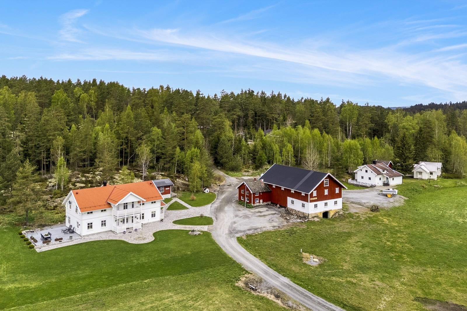 Tegneby og Grønnerød Landbruksmegling AS har gleden av å presentere landbrukseiendommen Snekkerud/Ørkenveien 106, idyllisk beliggende på Hærland i Indre Østfold kommune Galleribilde