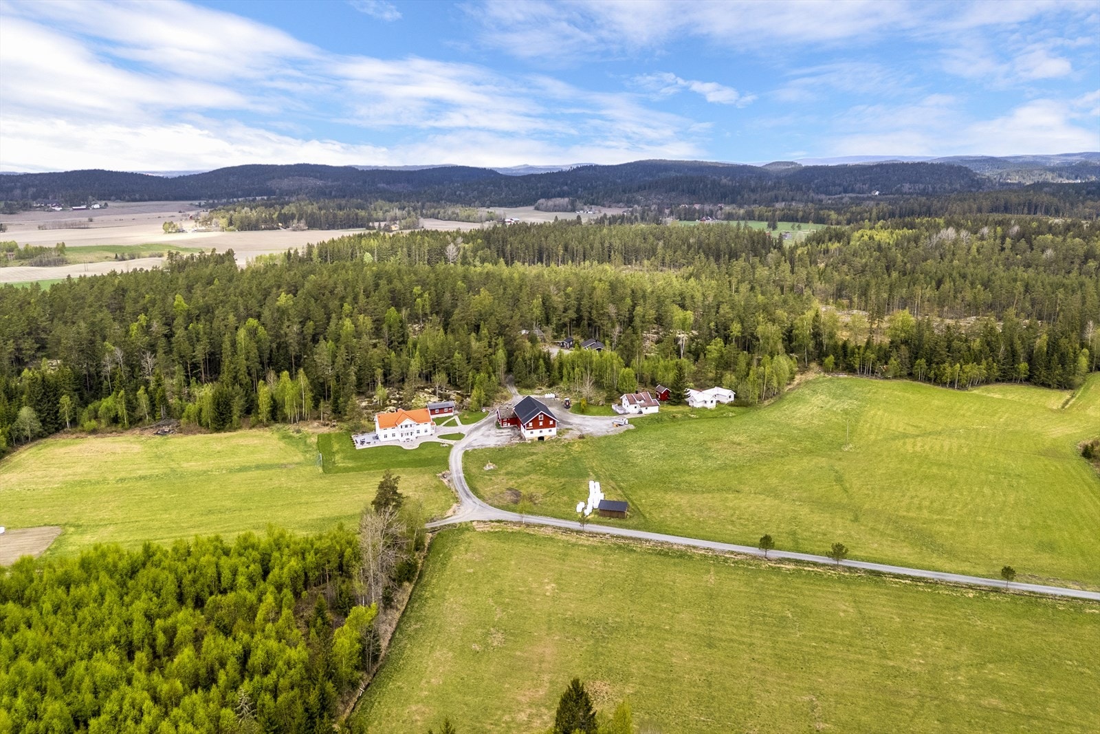 På eiendommen er det oppført vånningshus, kårbolig, låve, verksted, sidebygning og stabbur Galleribilde