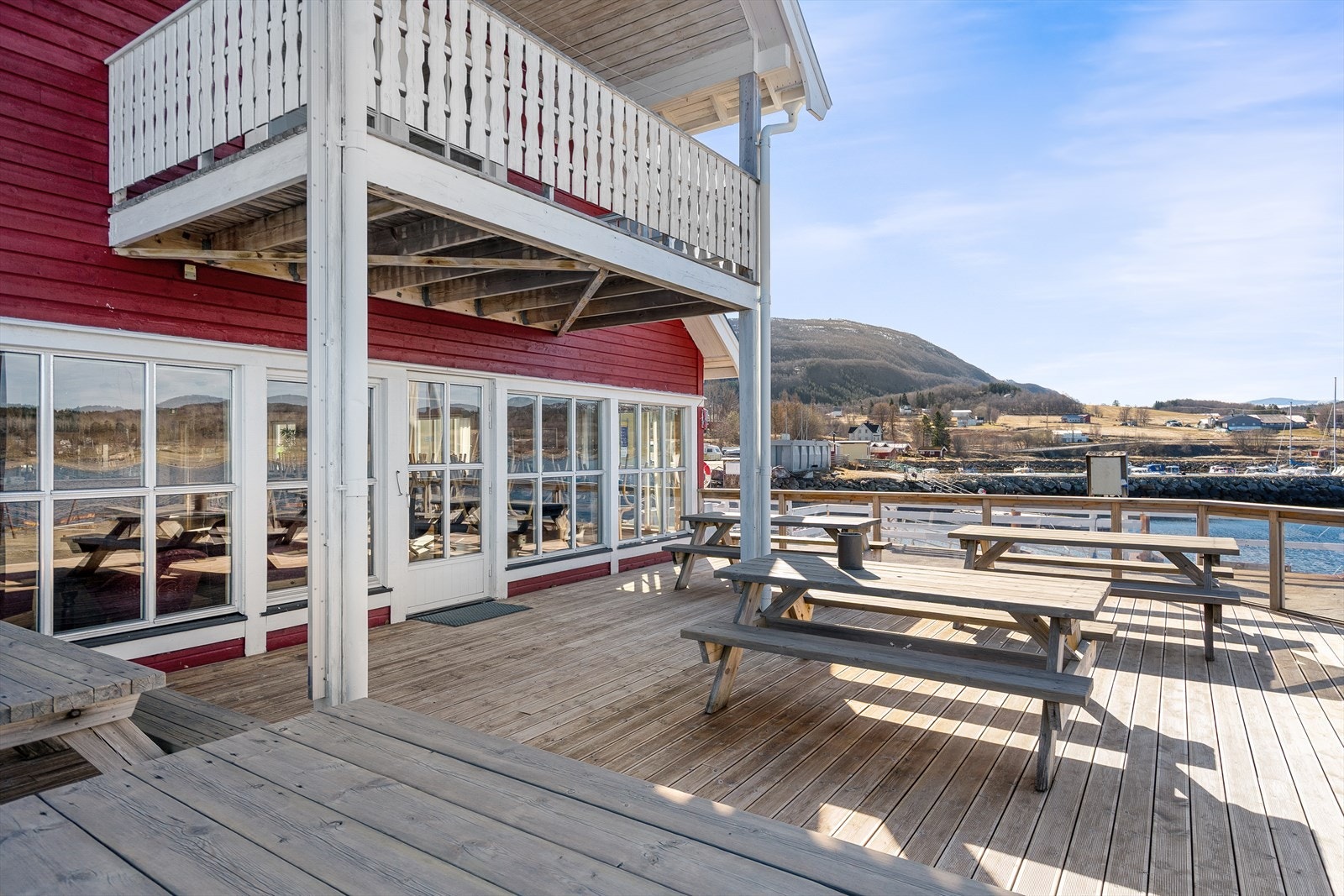 Terrasse med god plass for møblering og mulighet for uteservering. Galleribilde
