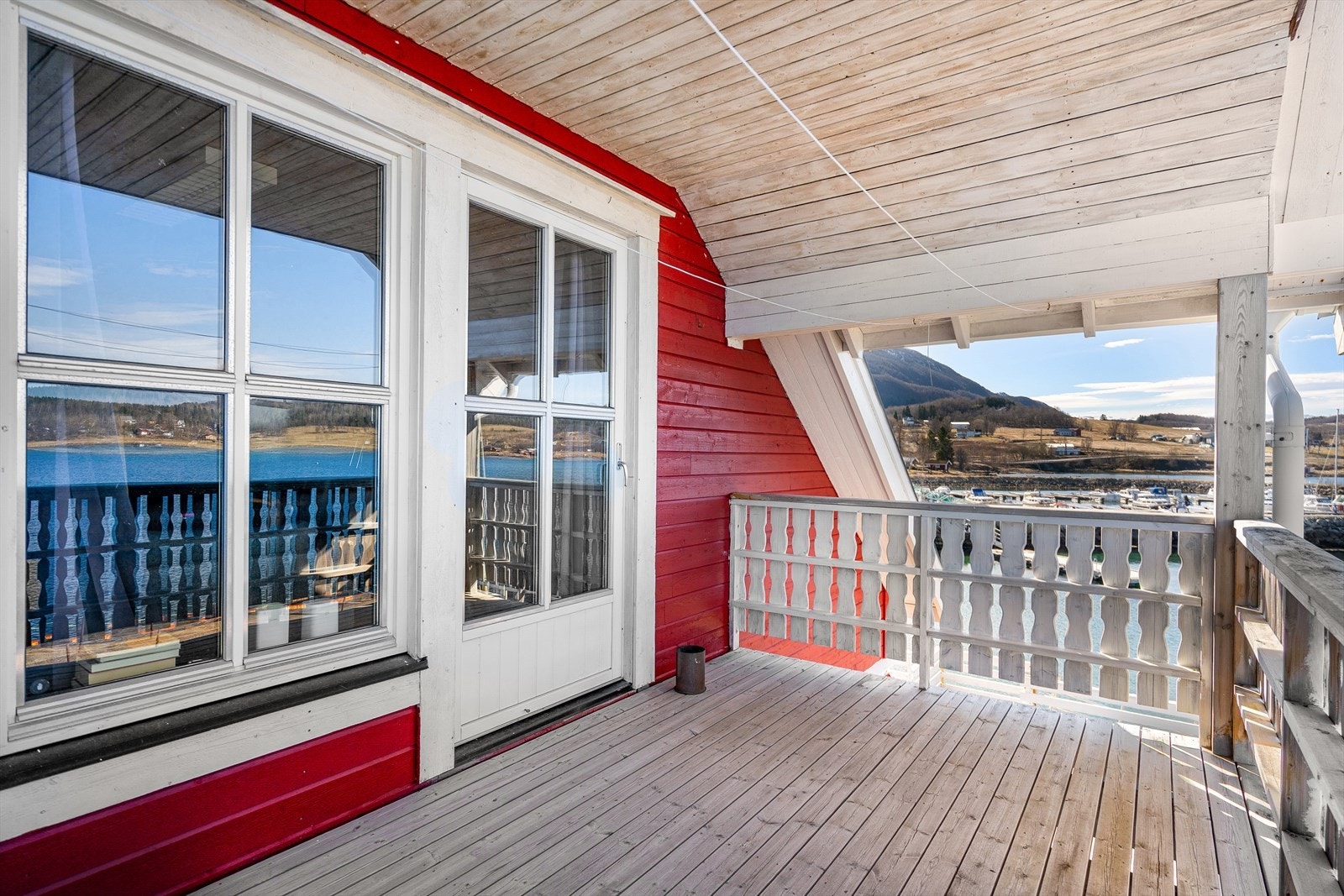 Balkongen har god plass for møblering og en fantastisk utsikt. Galleribilde