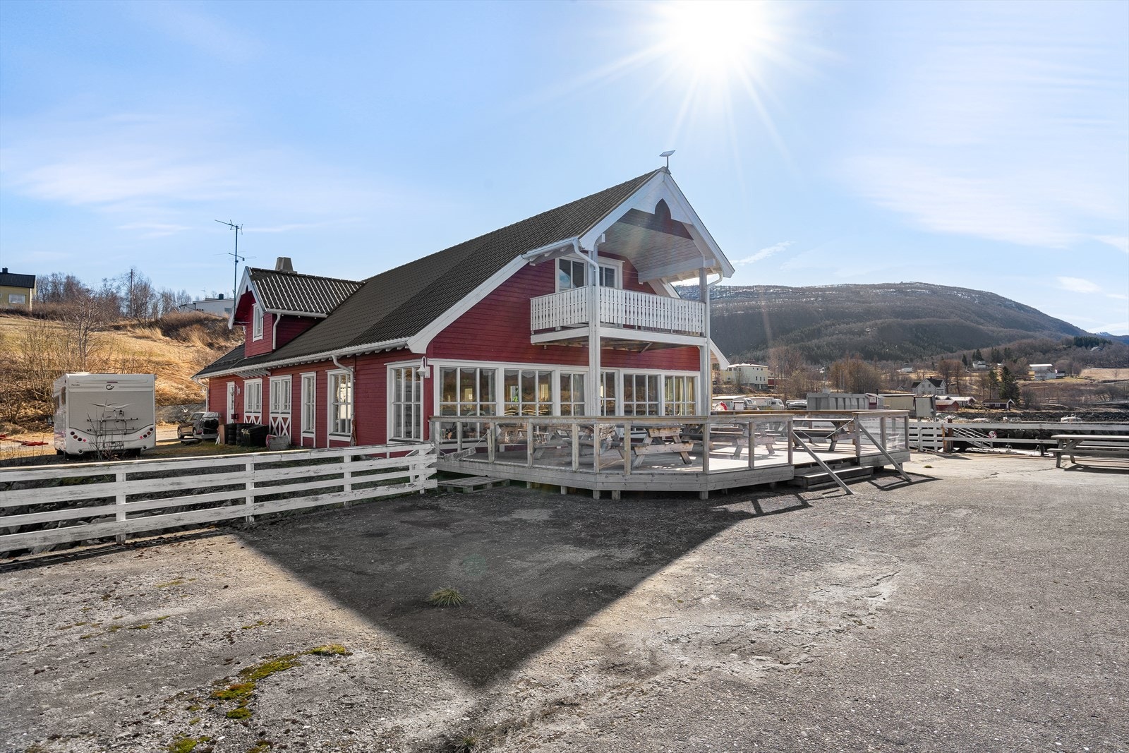 Stor terrasse med gode solforhold med muligheter for uteservering. Galleribilde