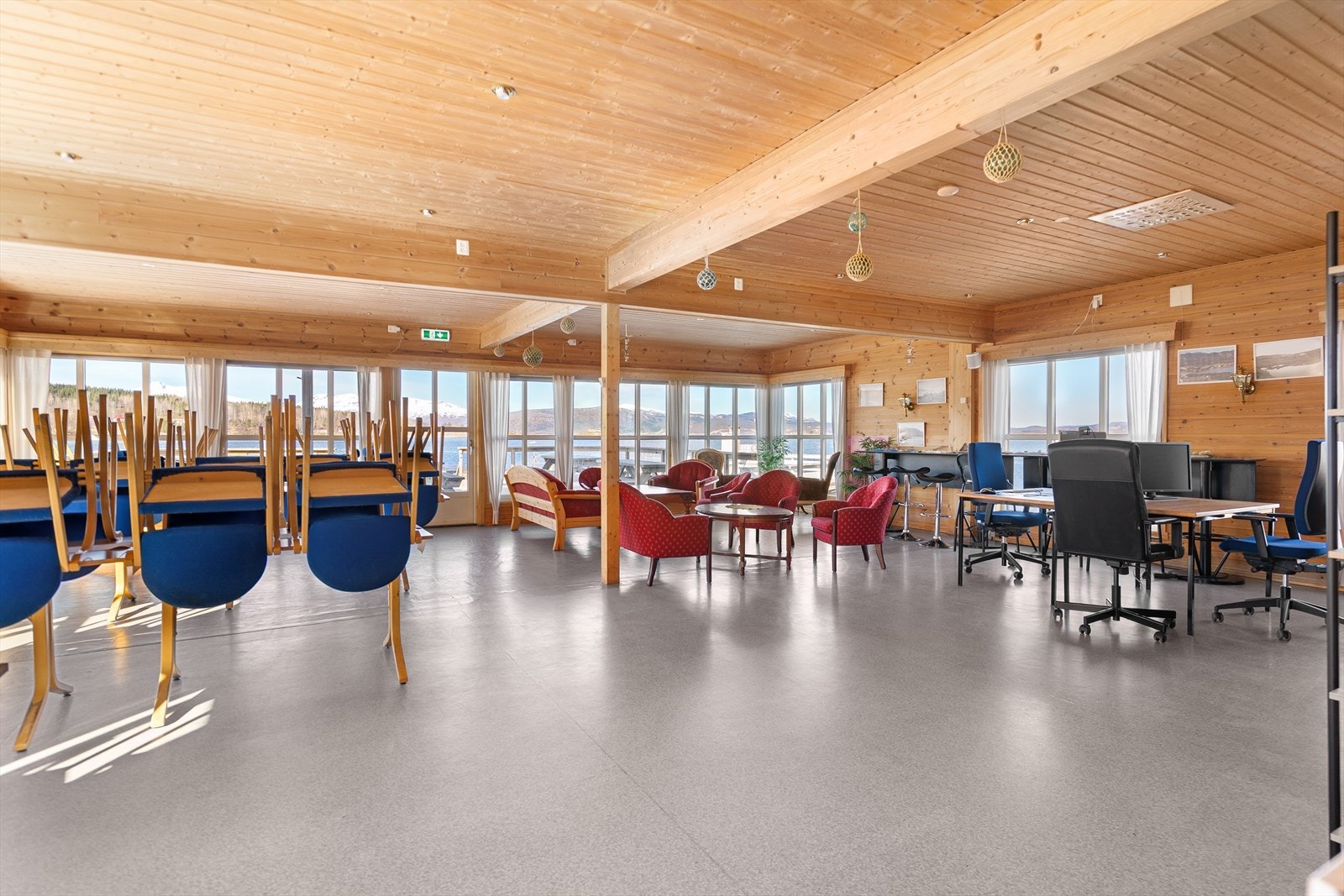 Kafelokalet har direkte adkomst til terrasse og en fantastisk utsikt. Galleribilde