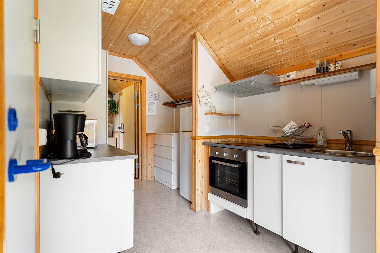 Hybel på loft er innredet med enkel kjøkkenløsning, bad og 2 rom som er brukt som soverom(rommet er ikke bruksendret/godkjent til dagens bruk). Galleribilde