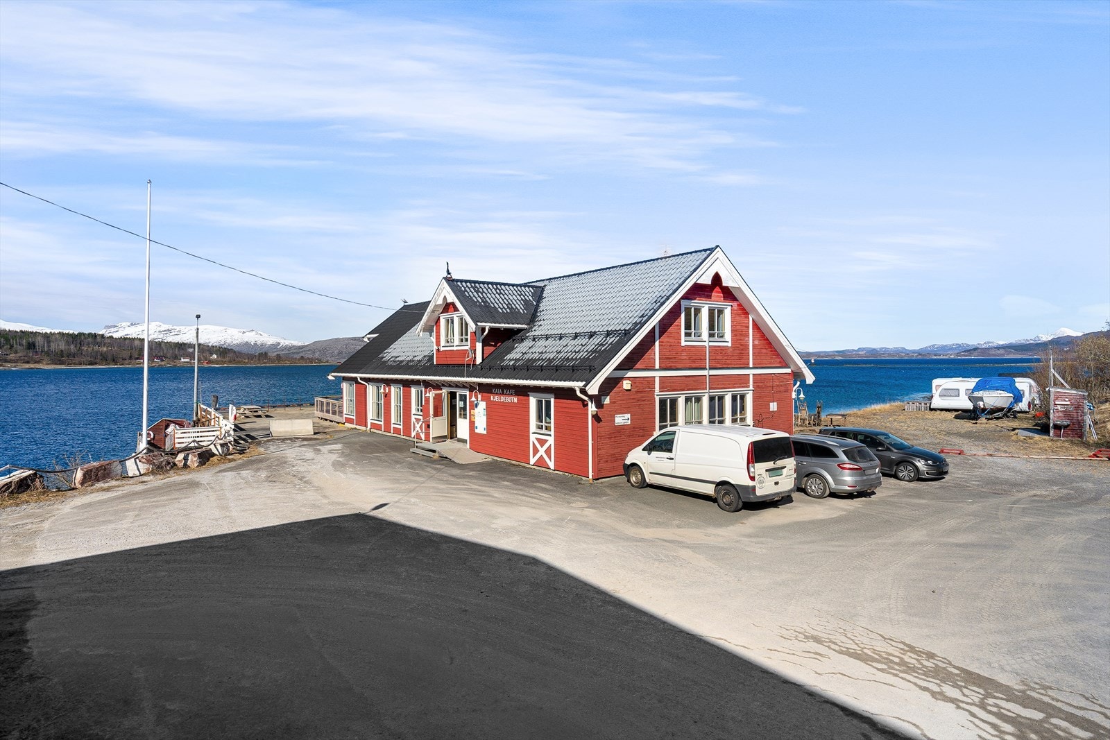 Eiendommen ligger fint til på kaikanten i Kjeldebotn. Galleribilde