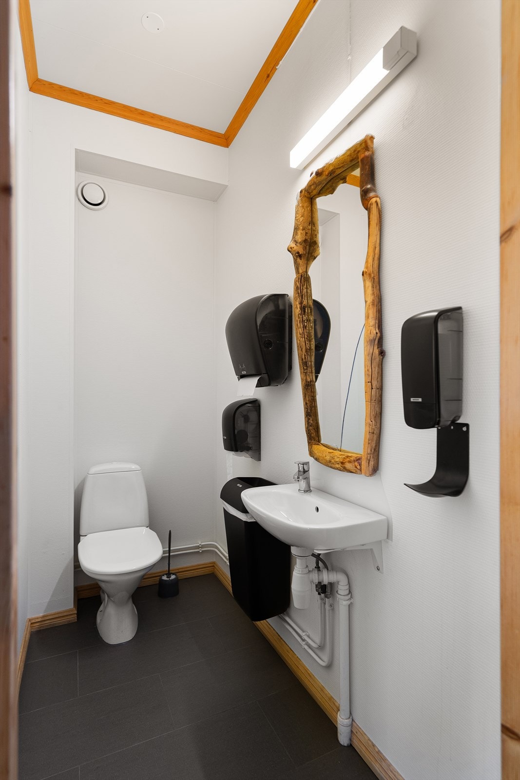 WC rom i 1.etasje med inngang fra entré. Galleribilde