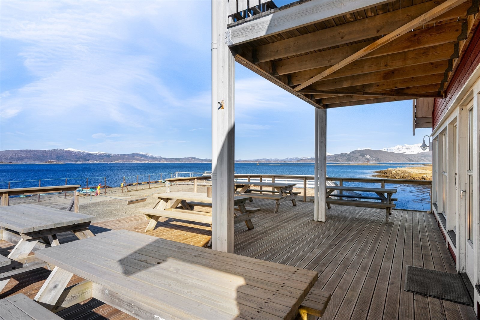 Fra terrassen kan du nyte utsikten over Ofotfjorden. Galleribilde