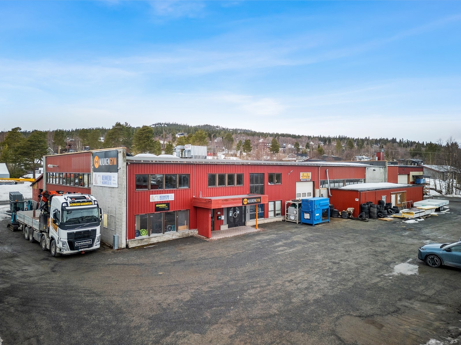 Næringsbygg på ca. 762 kvm bruksareal i første og andre etasje. Galleribilde