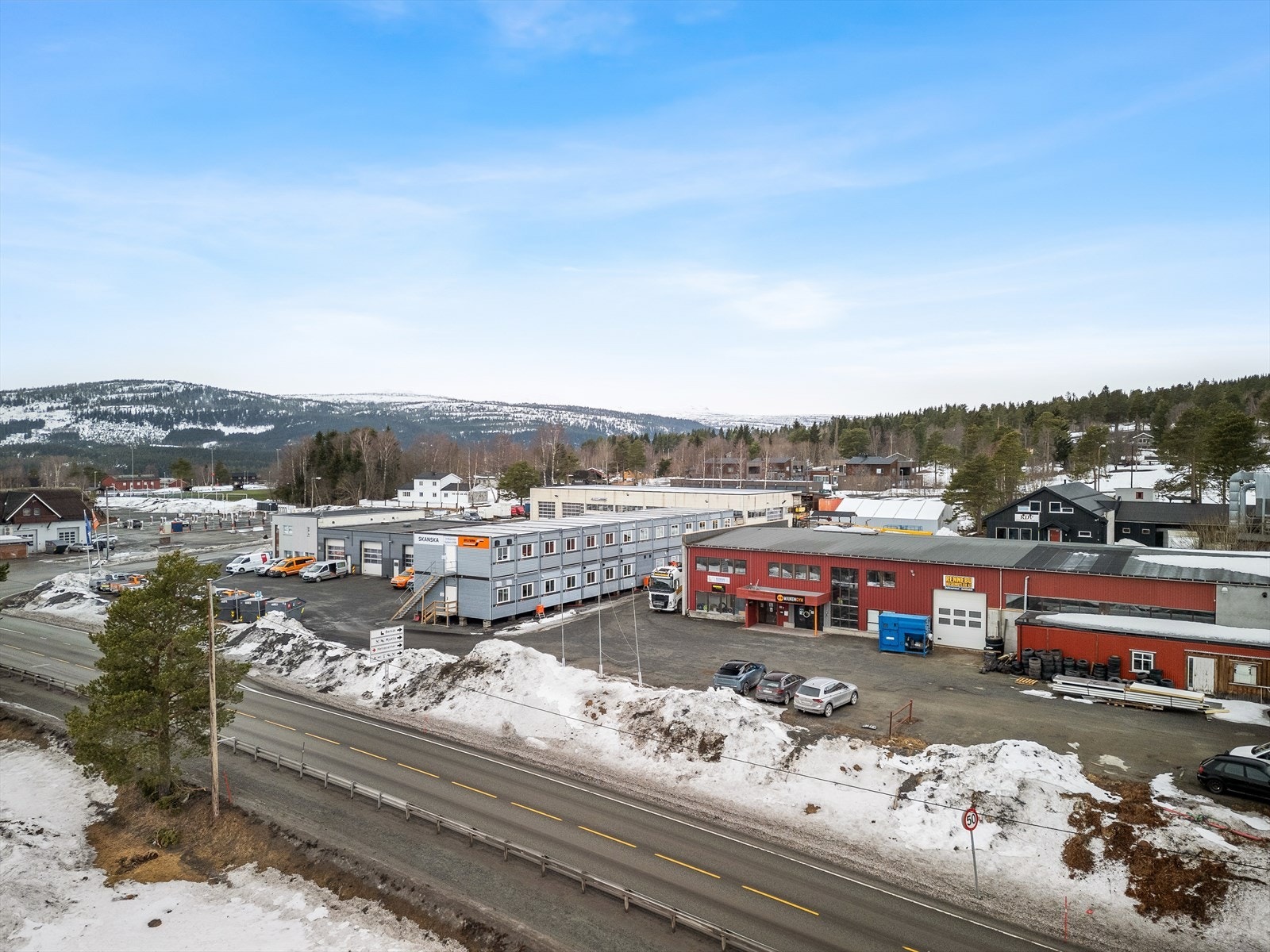 Berkåk er administrasjonssenter i Rennebu kommune og ligger som et naturlig stoppested langs E6 på vei mot Trondheim i nord, eller Oslo i sør. Galleribilde