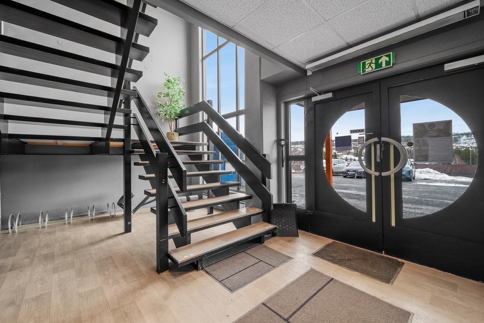I første etasje er det kontorlokale Galleribilde