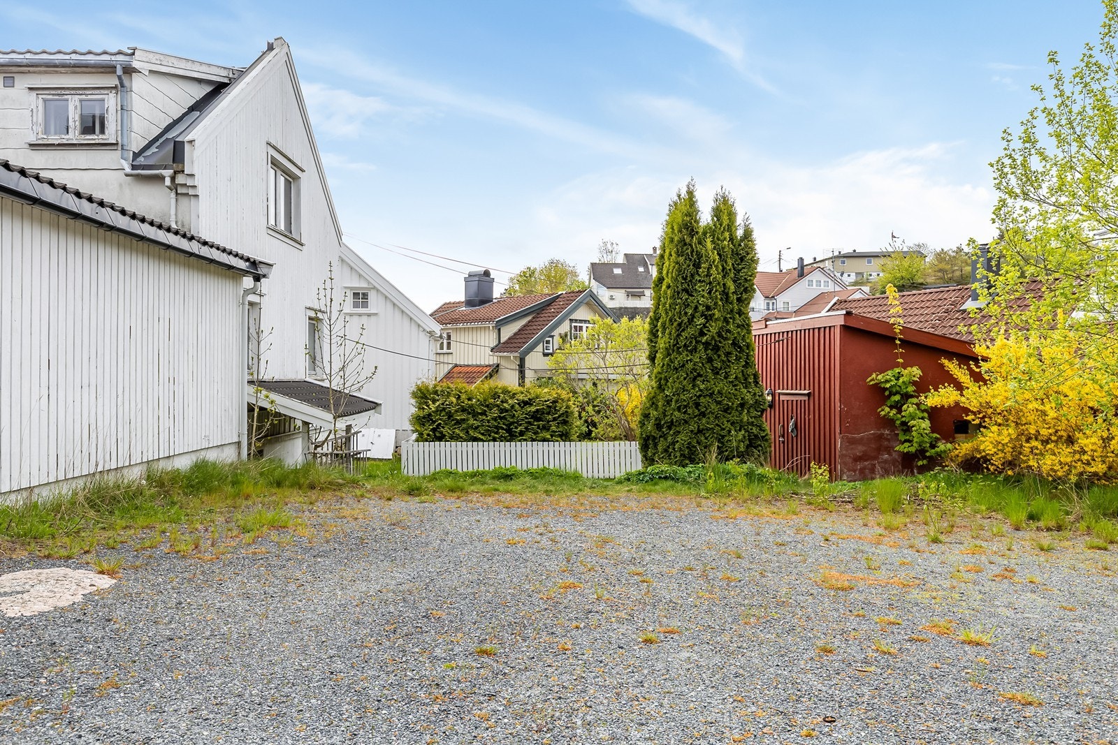 Gårdsplass med parkeringsplasser. Galleribilde