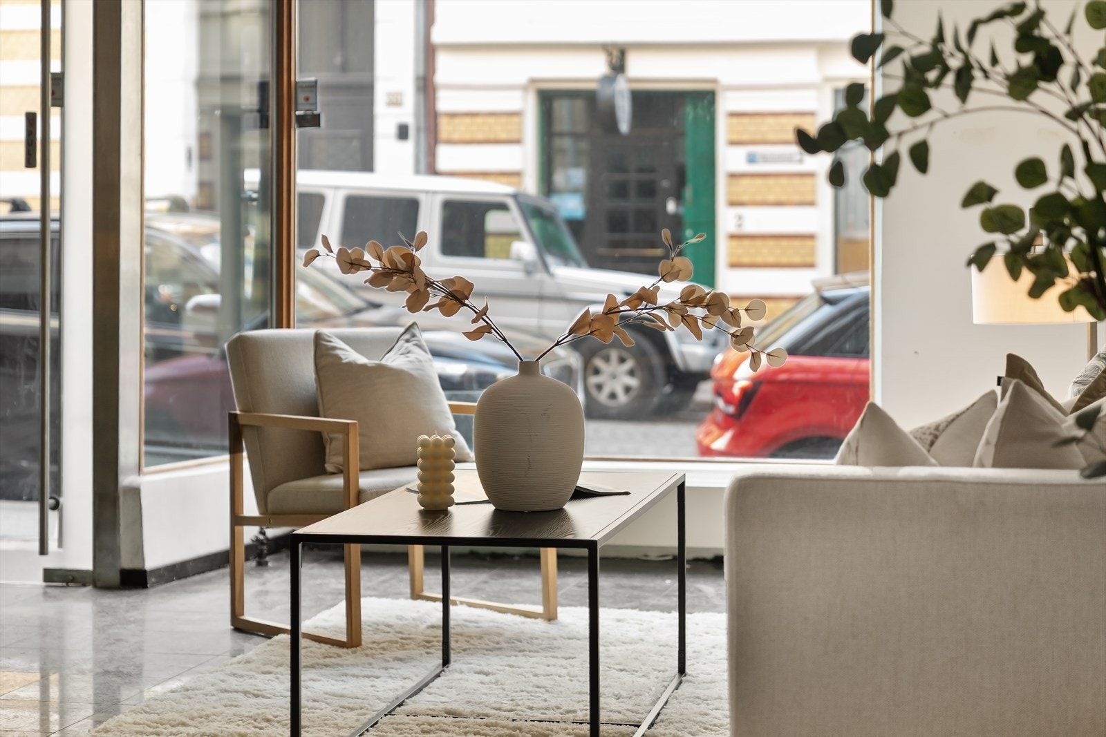 Enkel adkomst fra gateplan og god eksponering! Galleribilde