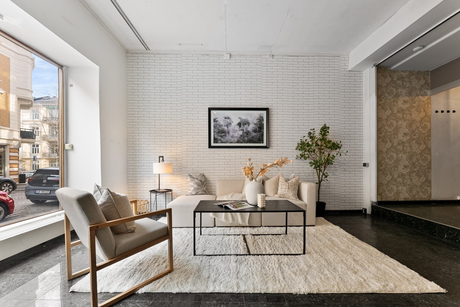 Flott kontorlokale med plass til pulter og lounge Galleribilde