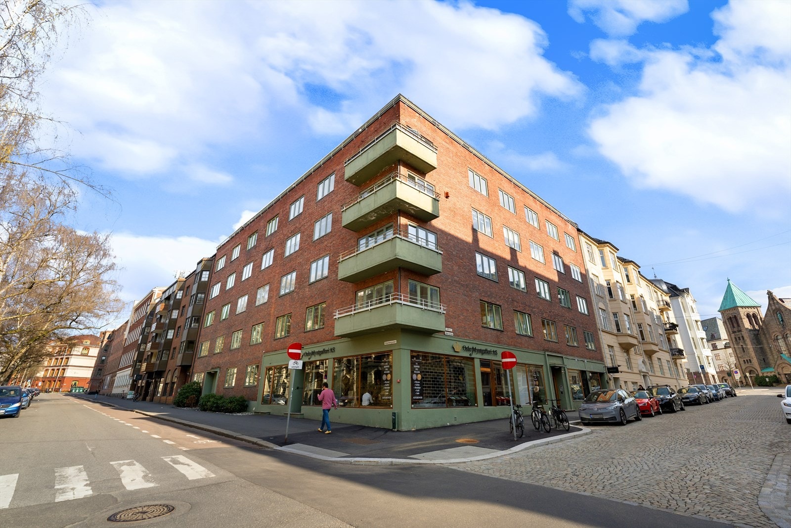 Området er tilbaketrukket fra selve bykjernen, men likevel med kort gangavstand til det aller meste av servicetilbud og fasiliteter. Galleribilde