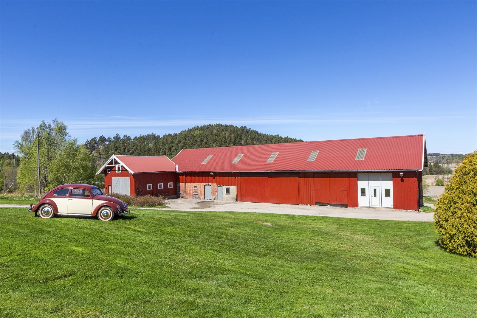 Låven er av god størrelse og inneholder blant annet lager og verksted. Galleribilde