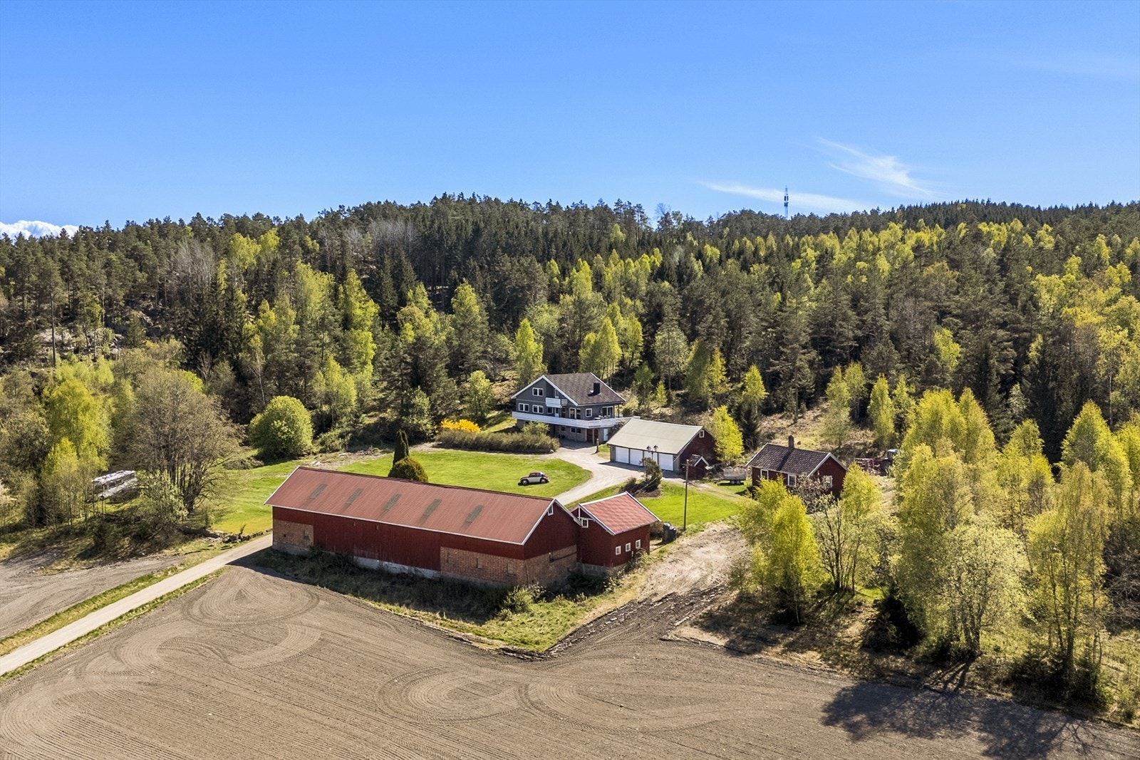 Det dyrkede arealer er fordelt på 3 teiger med nærhet til tunet, og fremstår som vel- og lettdrevet. Galleribilde