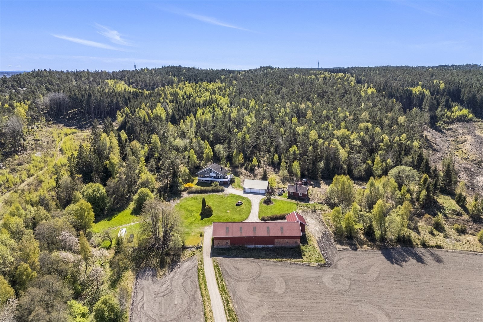 Gården innehar et totalt areal på 269,9 dekar, hvor 123,9 dekar er dyrket mark, 1,5 dekar er overflatedyrket mark og 117,7 dekar er produktiv skog. Galleribilde