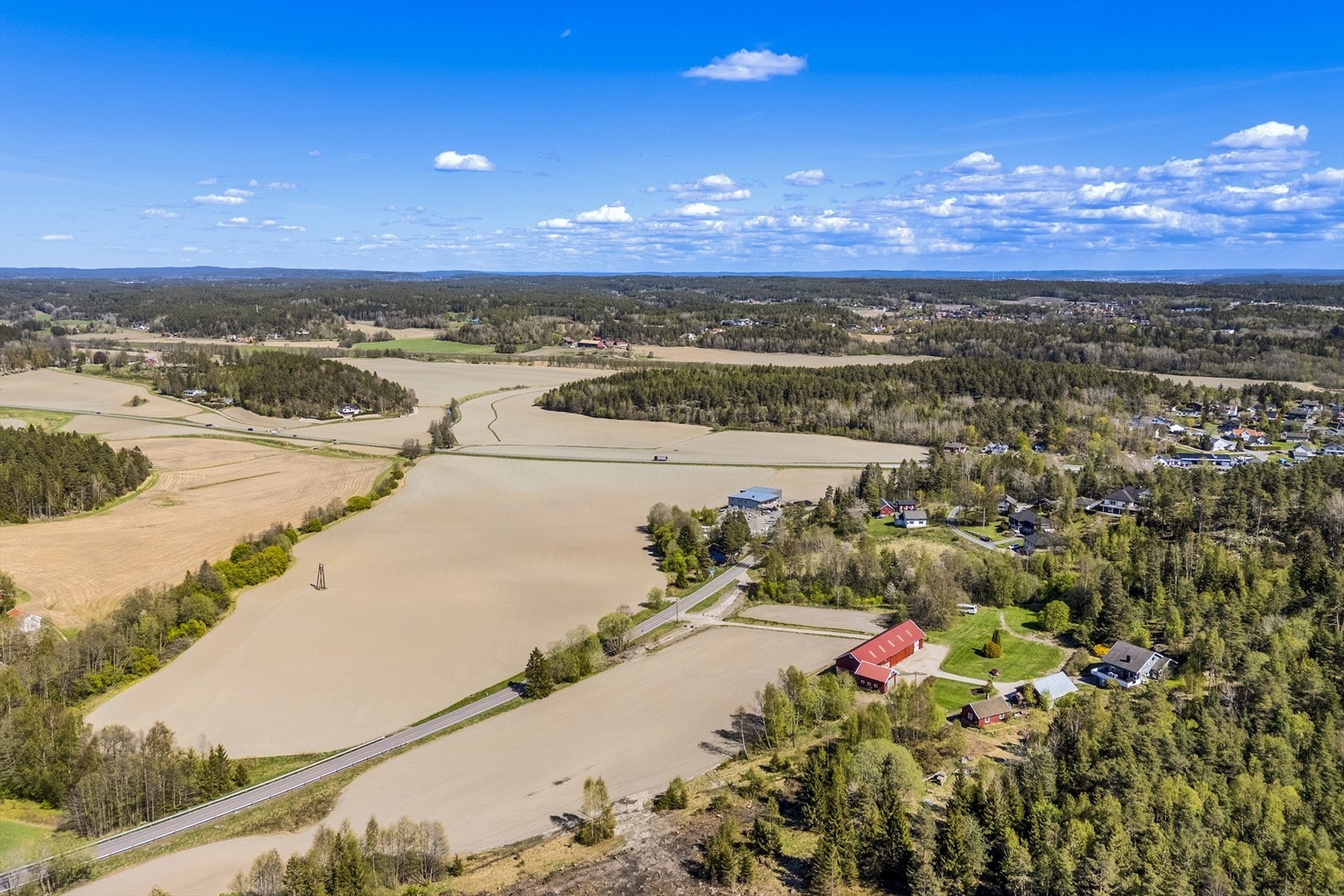 Det er kort vei til omkringliggende byer og gode pendlermuligheter både fra Fredrikstad og Råde. Galleribilde