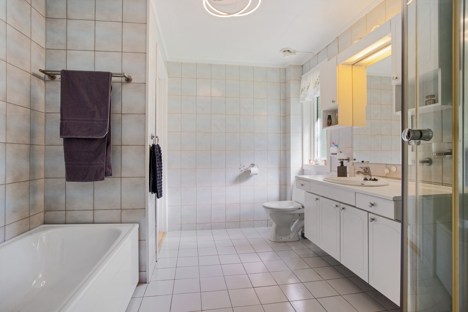 Badet har adkomst fra to dører. Galleribilde