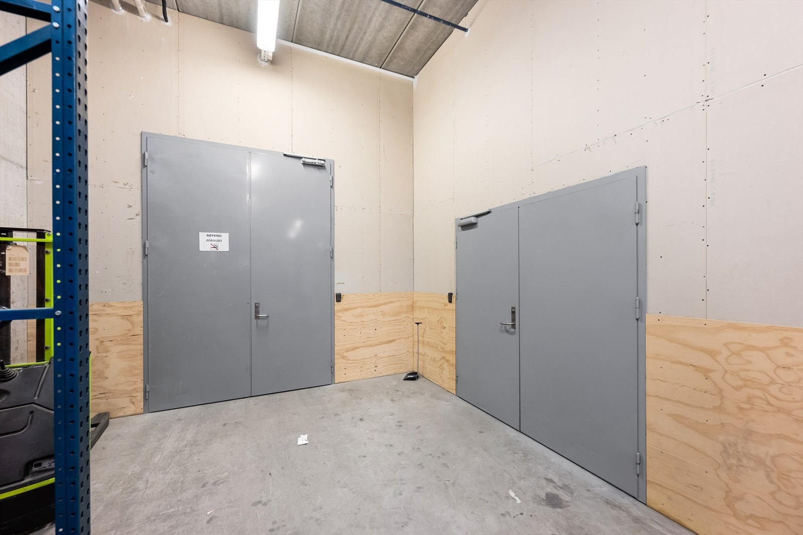 2 ledige lager i underetasje på henholdsvis BTA 157 m² og 62,5 m². Felles sluse.