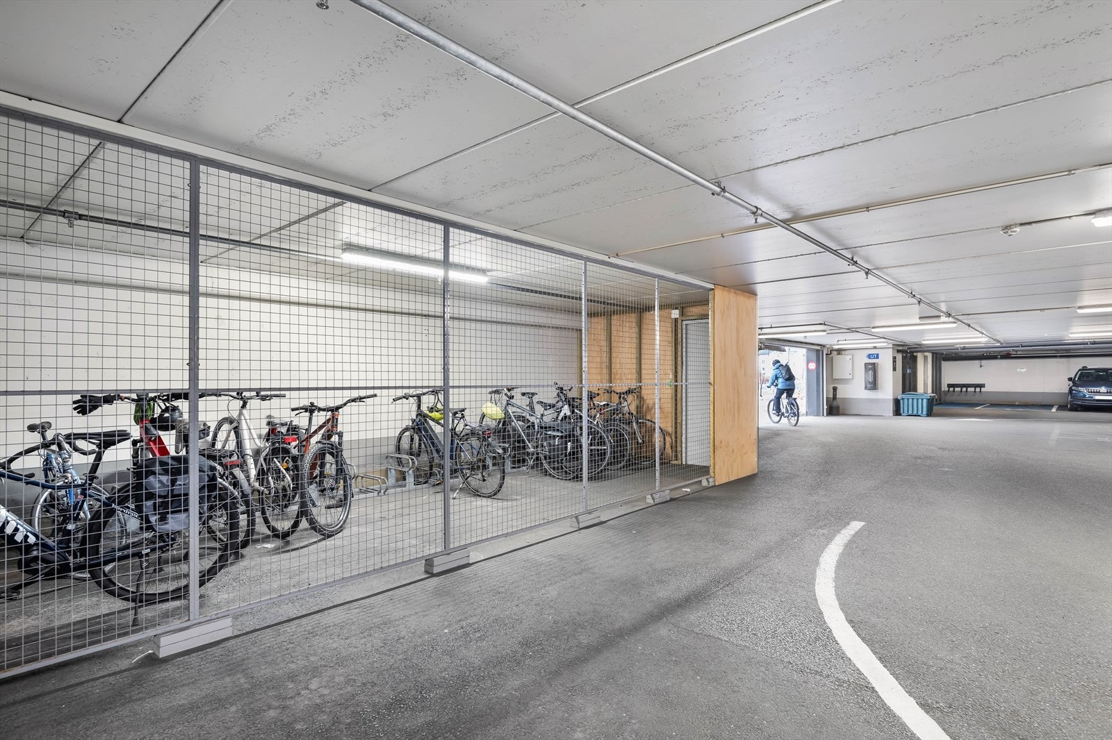 Innendørs sykkelparking med adgangskontroll.