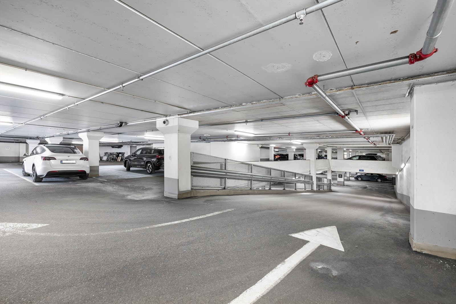 Ca. 300 parkeringsplasser i egen parkeringskjeller.