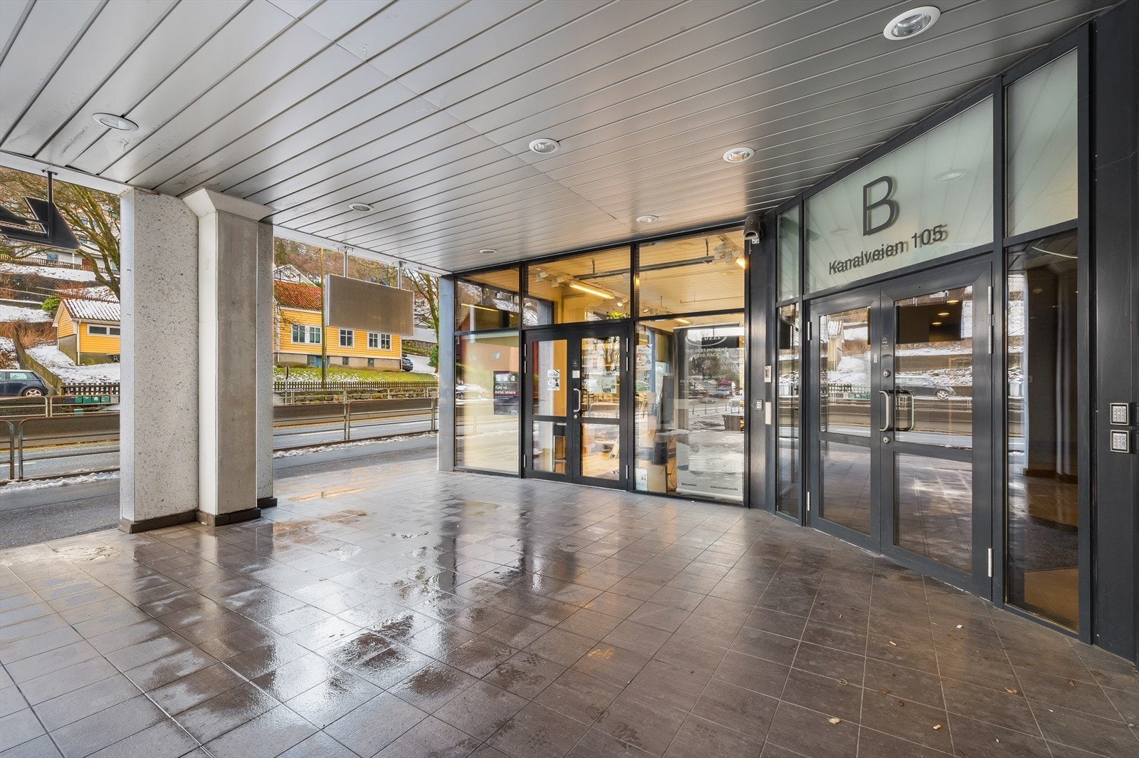 Ledige lokale i 1. etg. på ca. BTA 180 m². Inngangsparti til kontorlokalene.