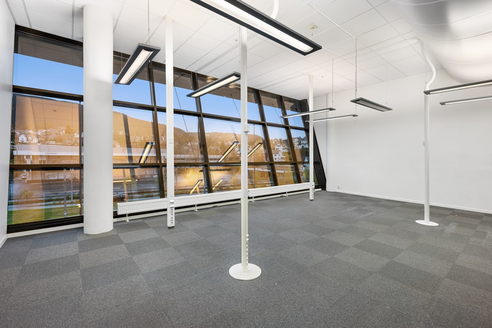 Ledig kontorlokale i 2. etg. BTA 499 m². Landskap med god takhøyde.