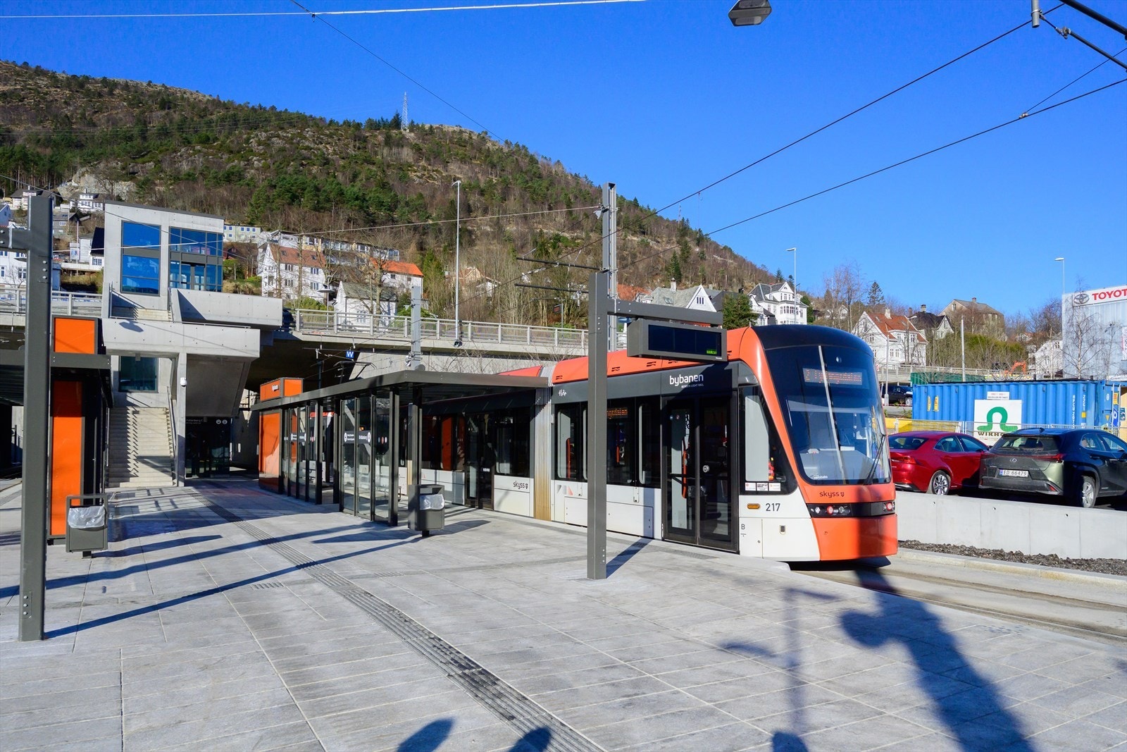Bybanestopp ca. 200 meter fra bygget.