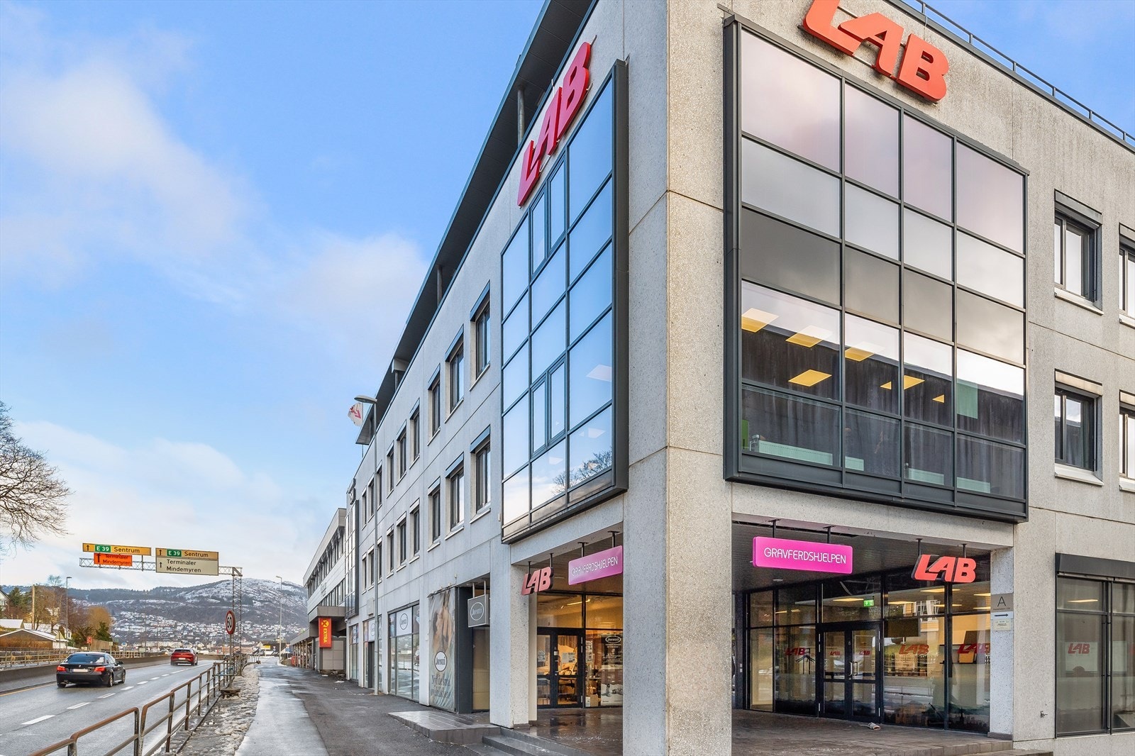 Ledige lokale i 1. etg. på ca. BTA 180 m². Inngangsparti.