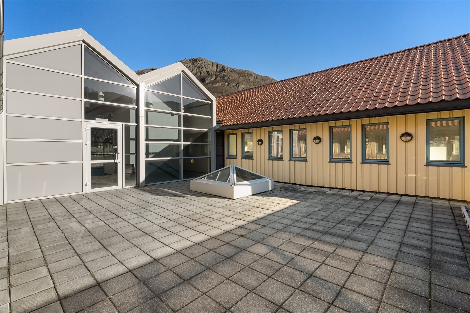 Foto-BE-100.jpg Galleribilde