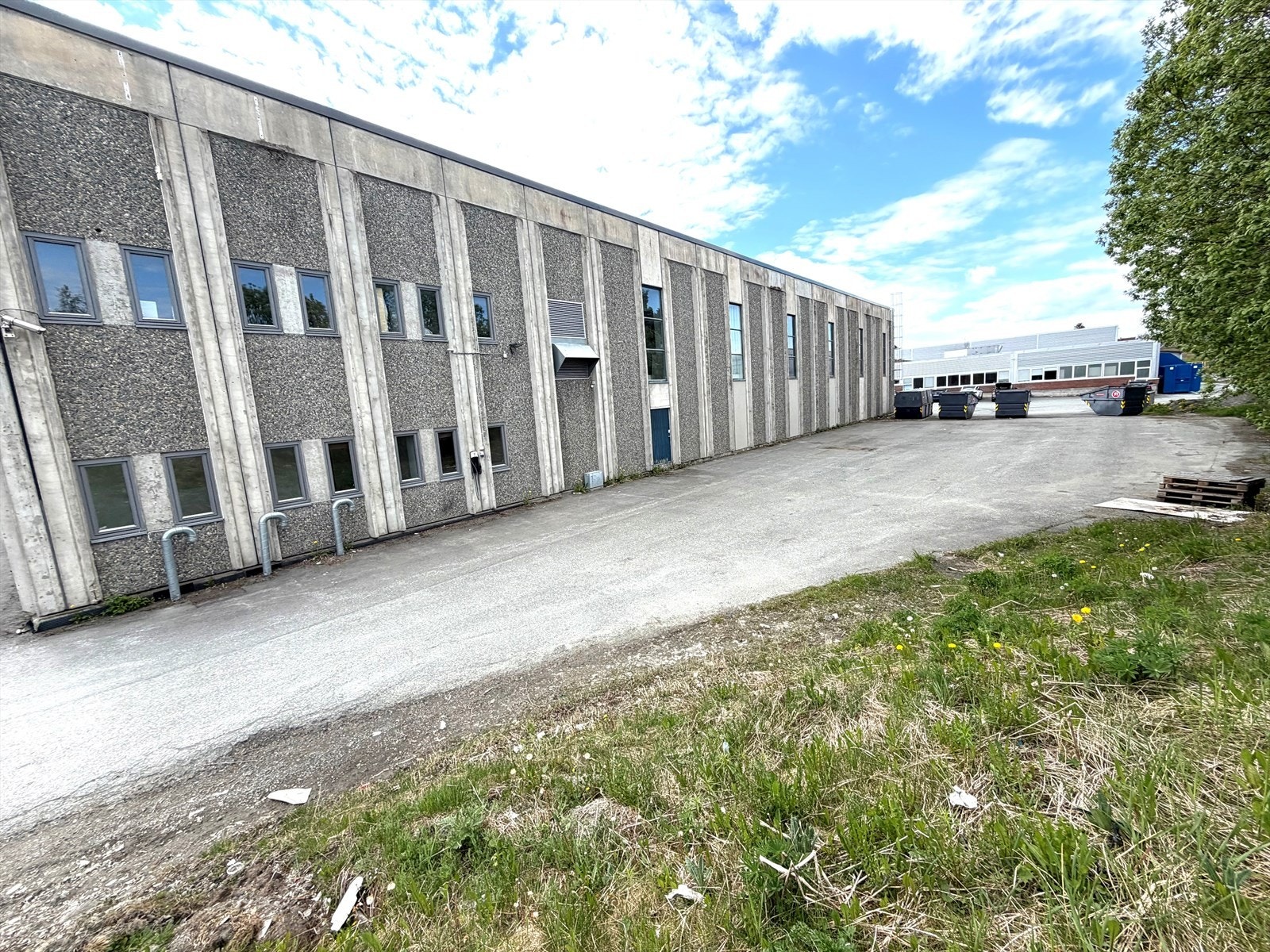 Uteareal bak bygget. Galleribilde