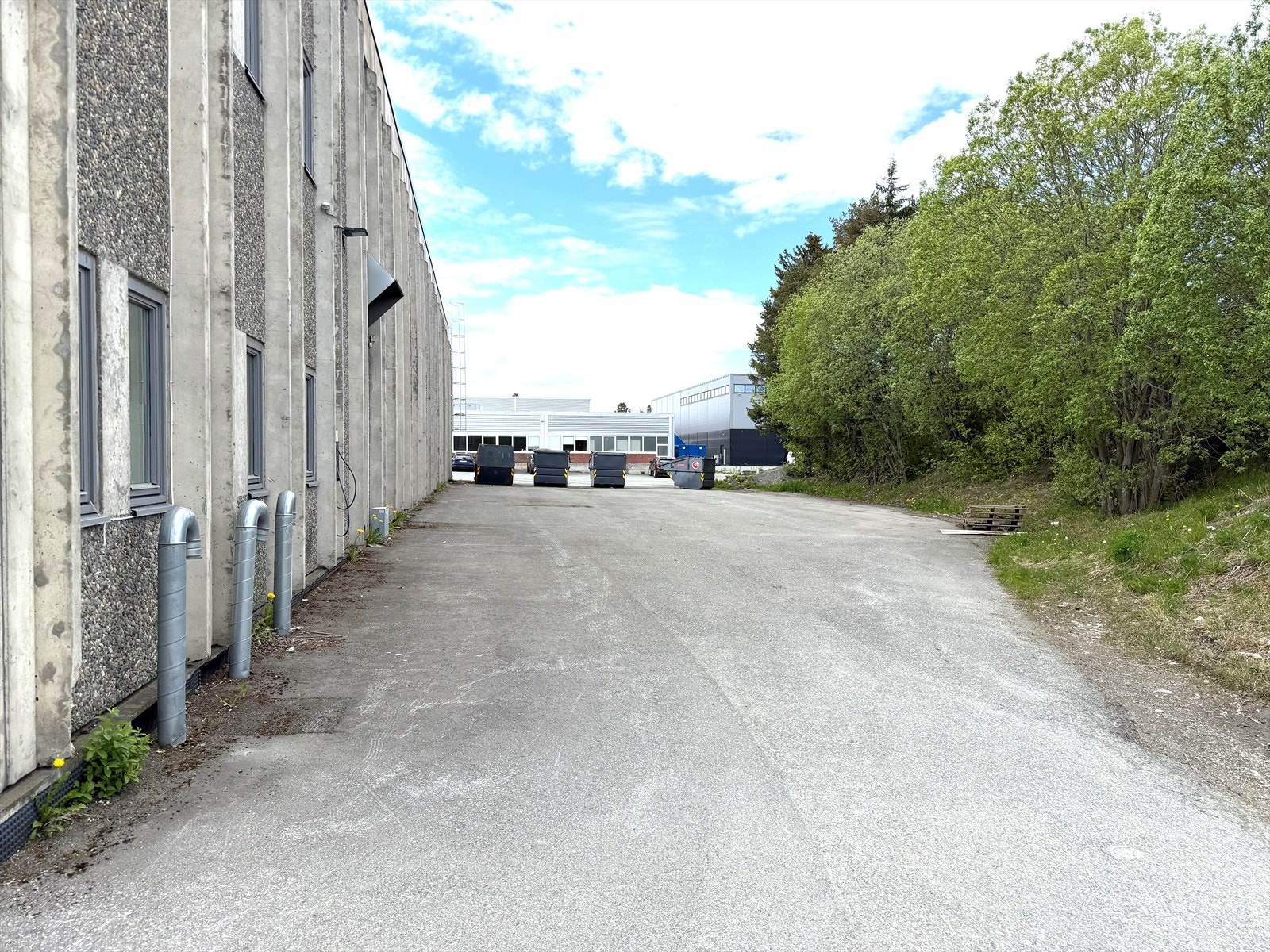 Uteareal bak bygget. Galleribilde